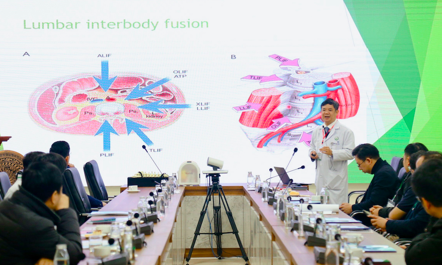 PGS.TS Đinh Ngọc Sơn cho hay OLIF giúp bệnh nhân hồi phục nhanh, hạn chế mất máu do là kỹ thuật ít xâm lấn. Ảnh: BVCC